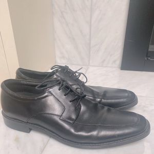Banana Republic size 10 men’s black leather dress shoe